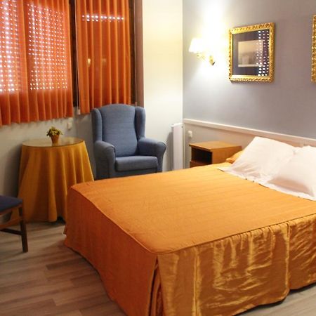 Hostal Montserrat Tona Luaran gambar