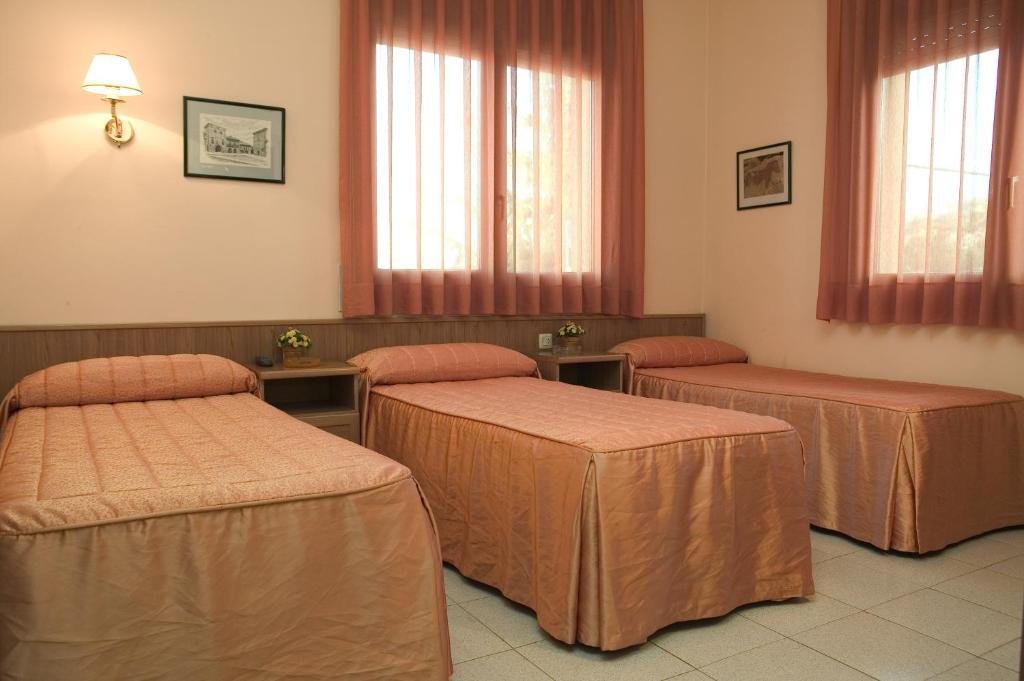 Hostal Montserrat Tona Bilik gambar