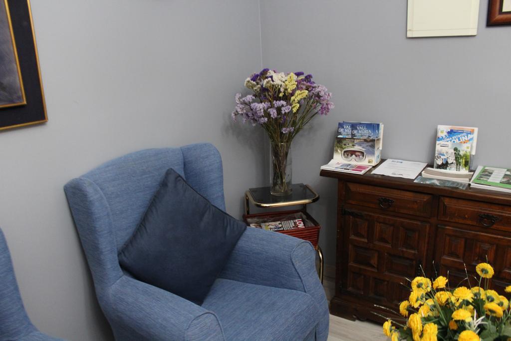Hostal Montserrat Tona Luaran gambar