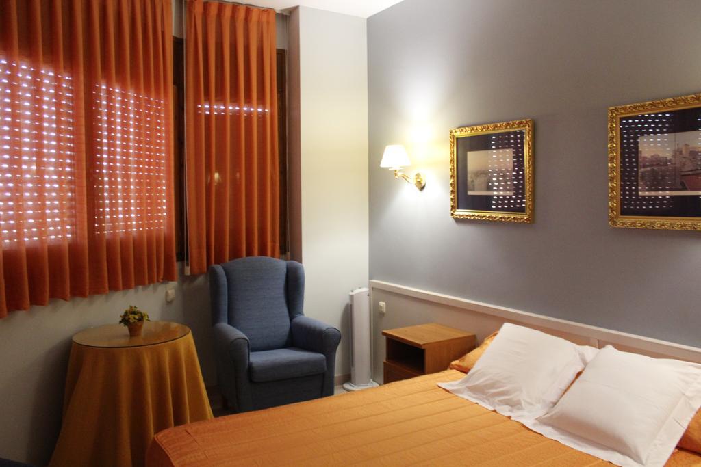 Hostal Montserrat Tona Luaran gambar