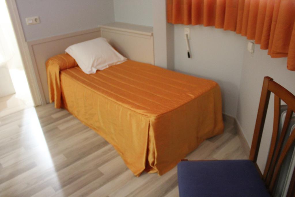 Hostal Montserrat Tona Luaran gambar