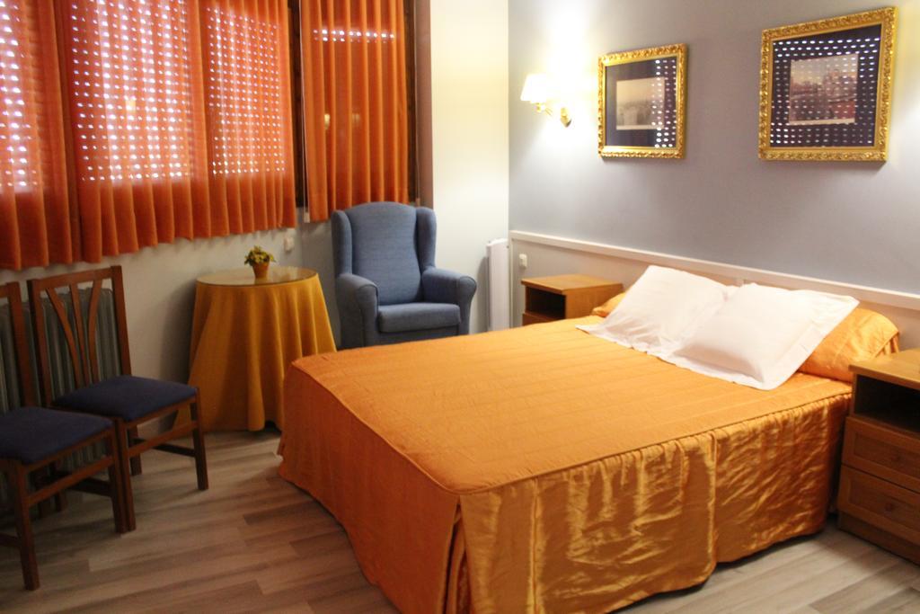 Hostal Montserrat Tona Luaran gambar