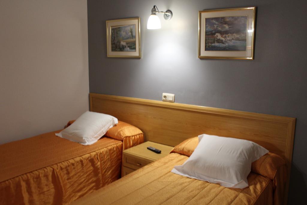 Hostal Montserrat Tona Luaran gambar