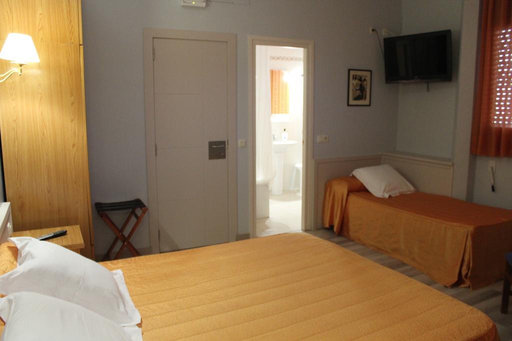 Hostal Montserrat Tona Luaran gambar
