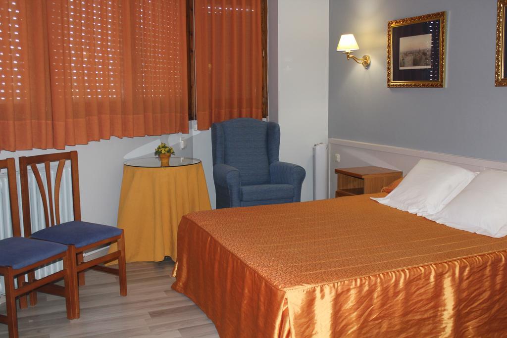 Hostal Montserrat Tona Luaran gambar