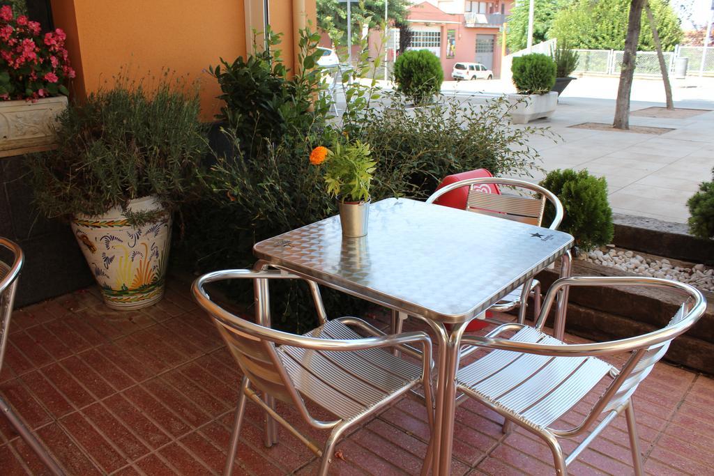 Hostal Montserrat Tona Luaran gambar