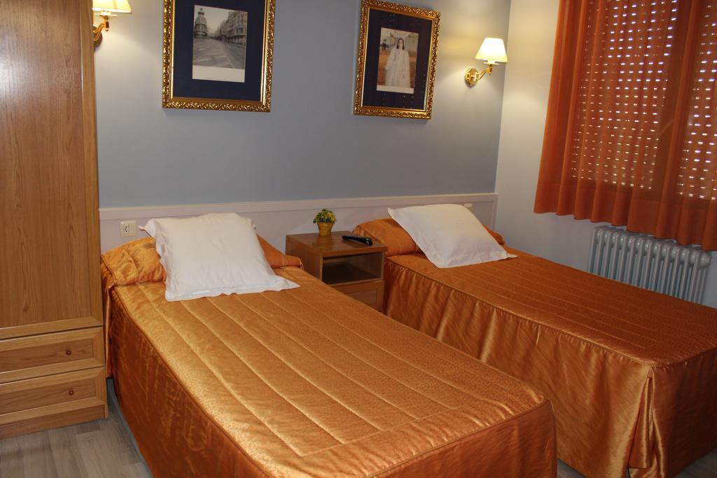 Hostal Montserrat Tona Luaran gambar