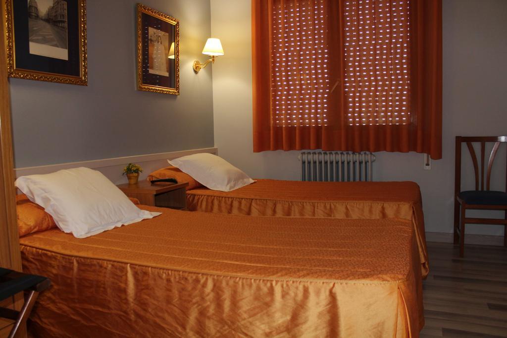 Hostal Montserrat Tona Luaran gambar