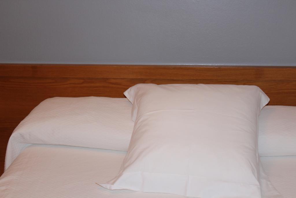 Hostal Montserrat Tona Luaran gambar