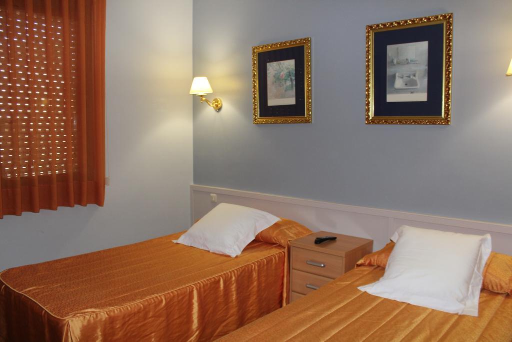 Hostal Montserrat Tona Luaran gambar