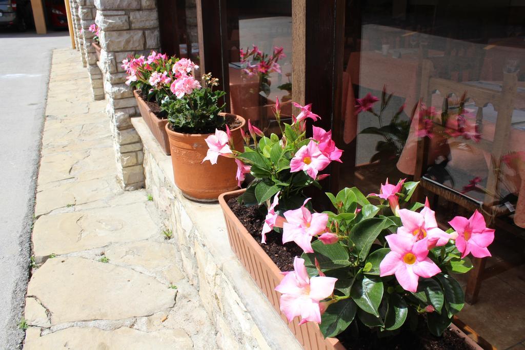 Hostal Montserrat Tona Luaran gambar