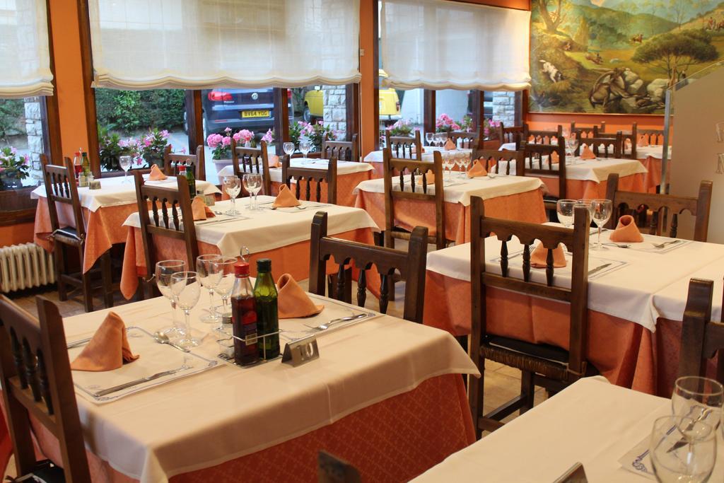 Hostal Montserrat Tona Luaran gambar