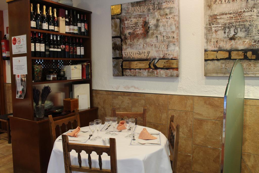 Hostal Montserrat Tona Luaran gambar