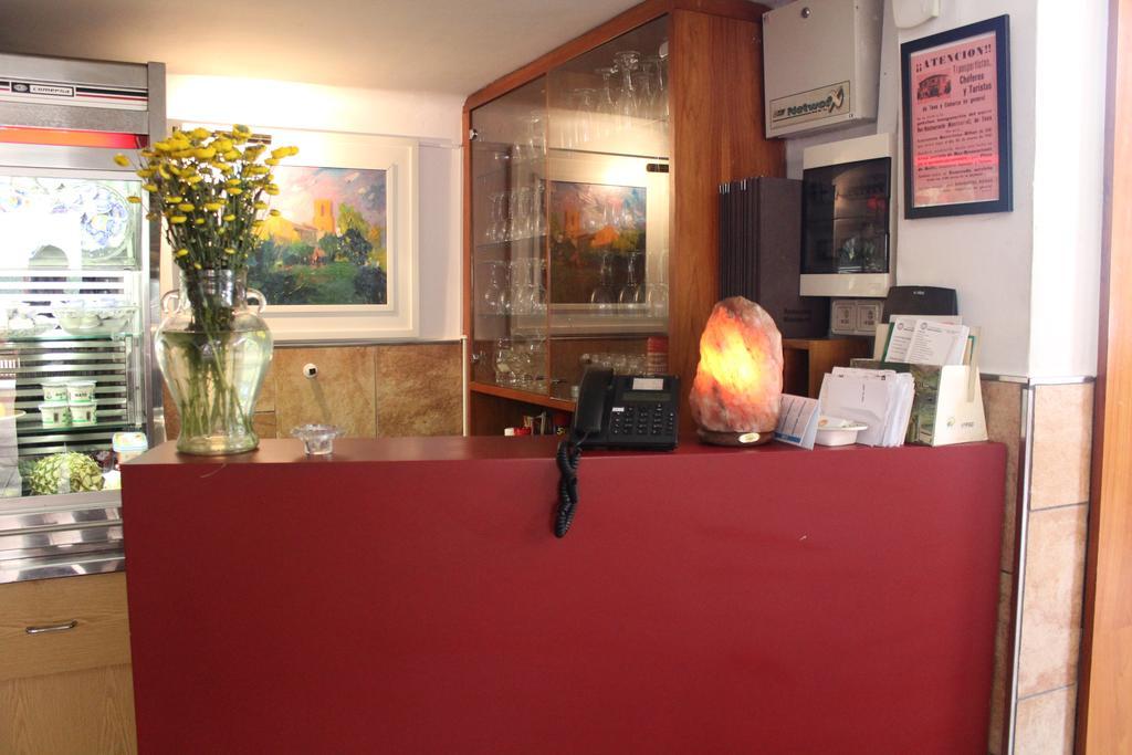 Hostal Montserrat Tona Luaran gambar