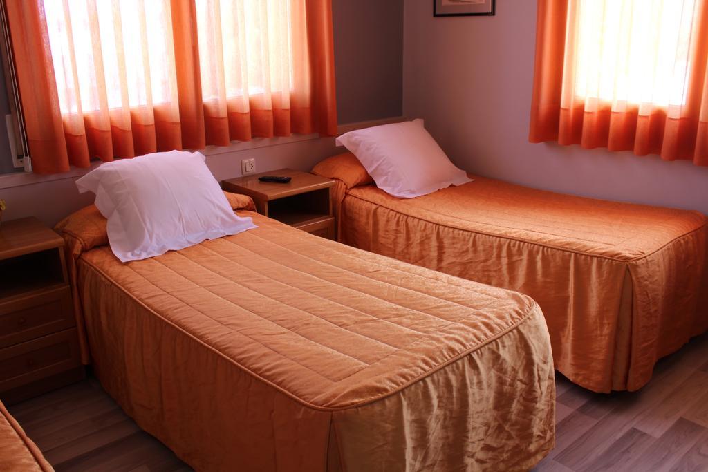 Hostal Montserrat Tona Luaran gambar