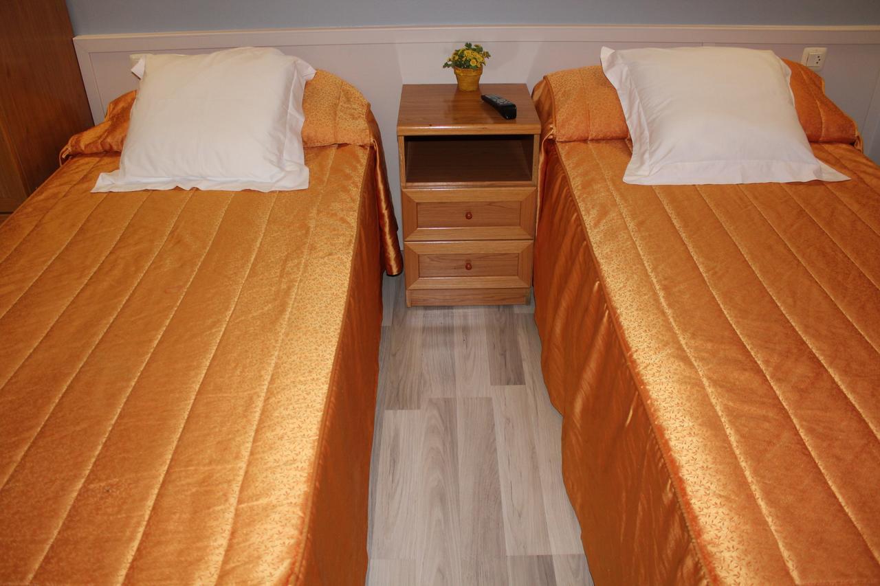 Hostal Montserrat Tona Luaran gambar