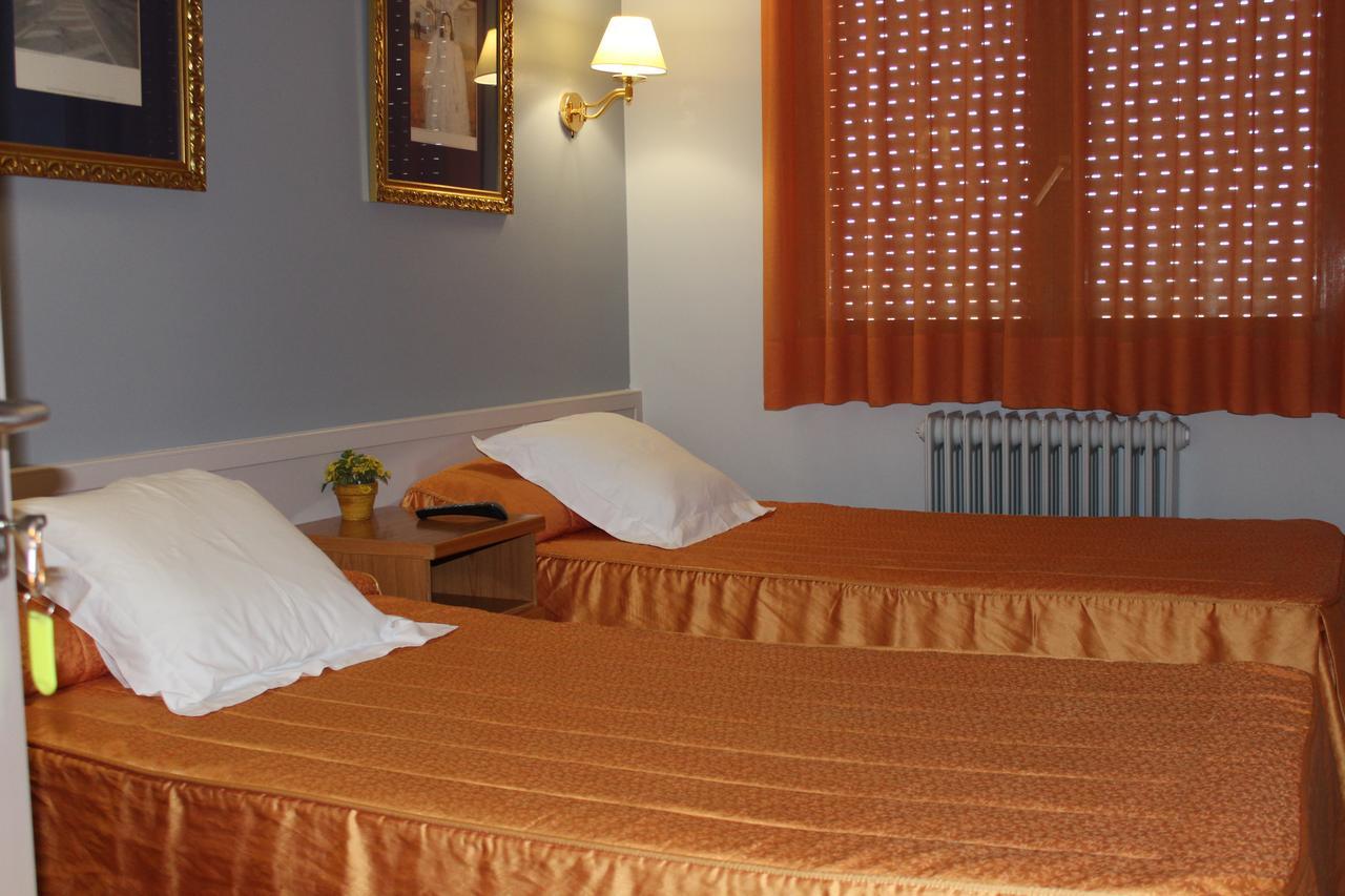 Hostal Montserrat Tona Luaran gambar