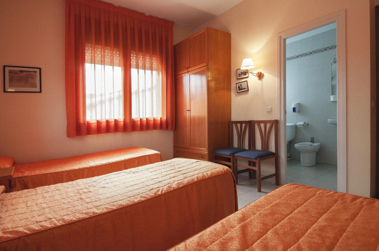 Hostal Montserrat Tona Luaran gambar