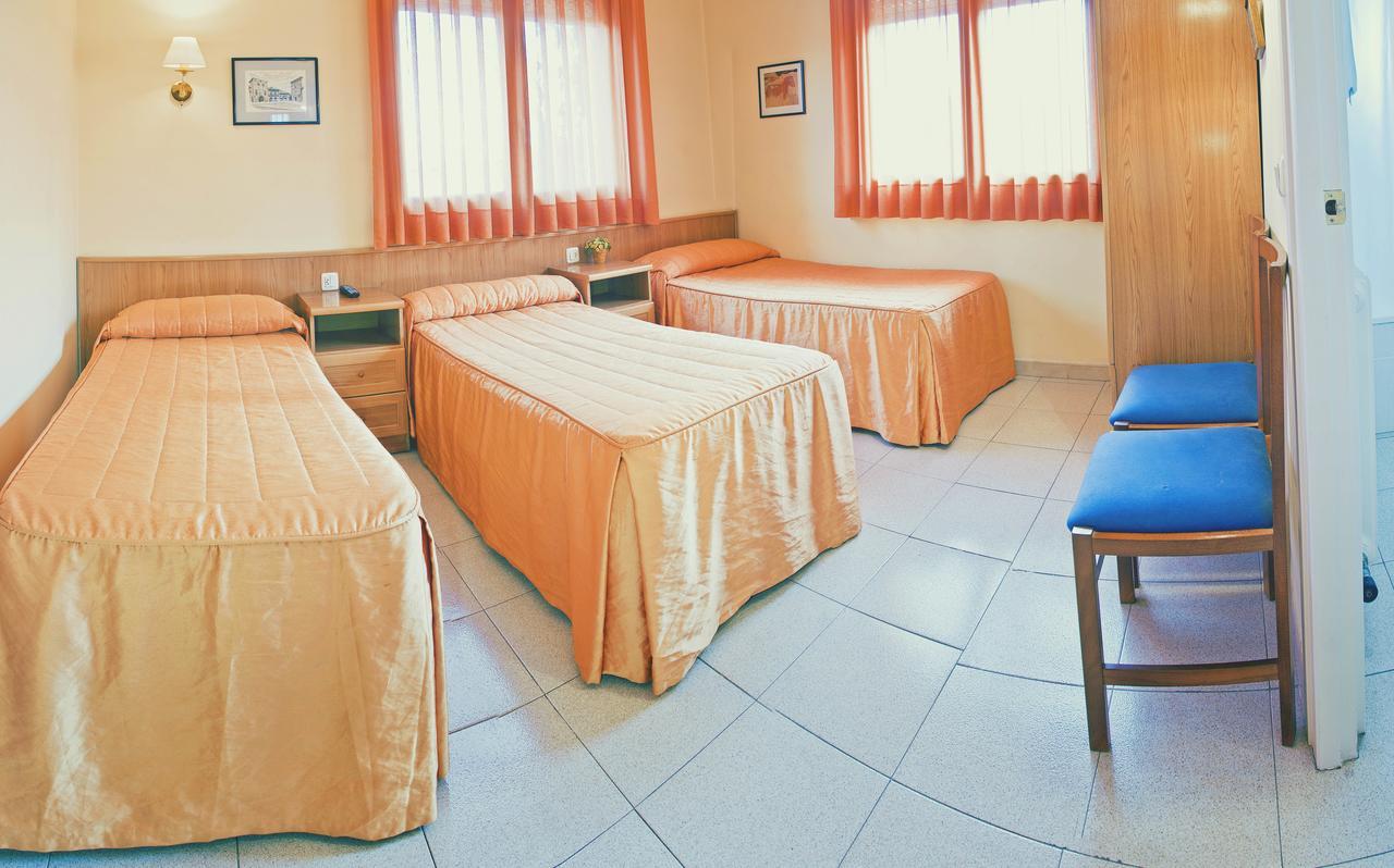 Hostal Montserrat Tona Luaran gambar