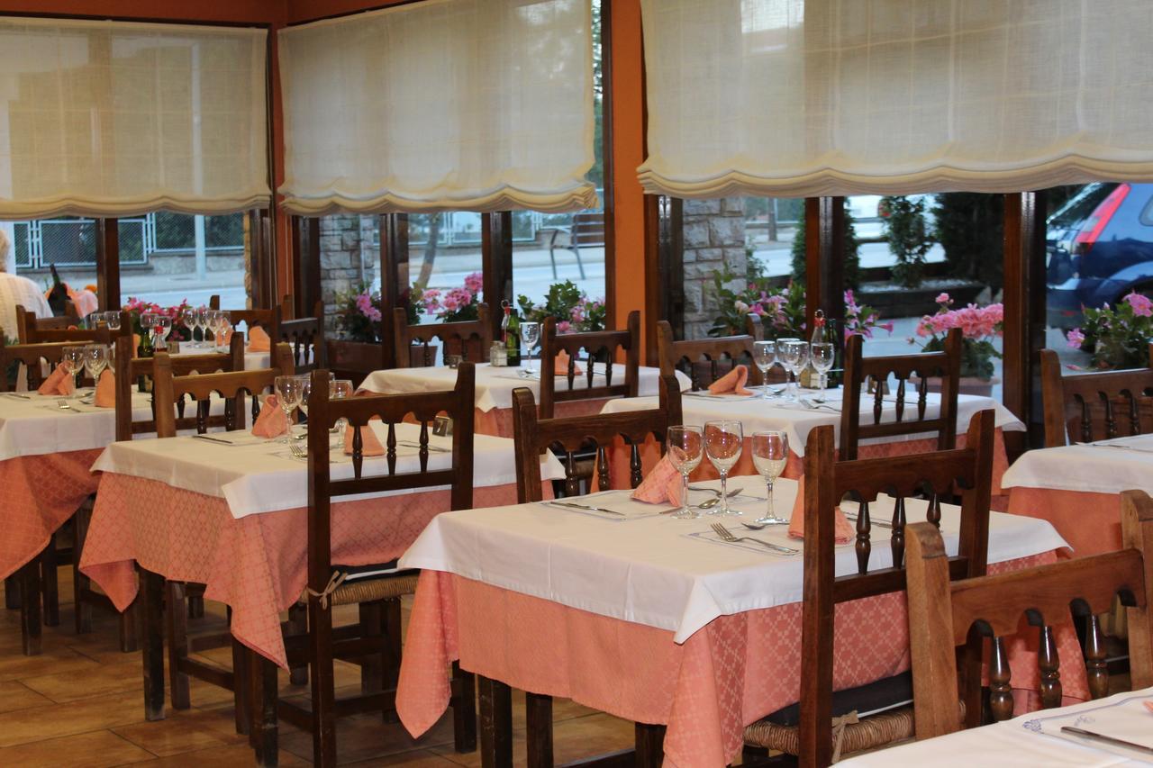 Hostal Montserrat Tona Luaran gambar