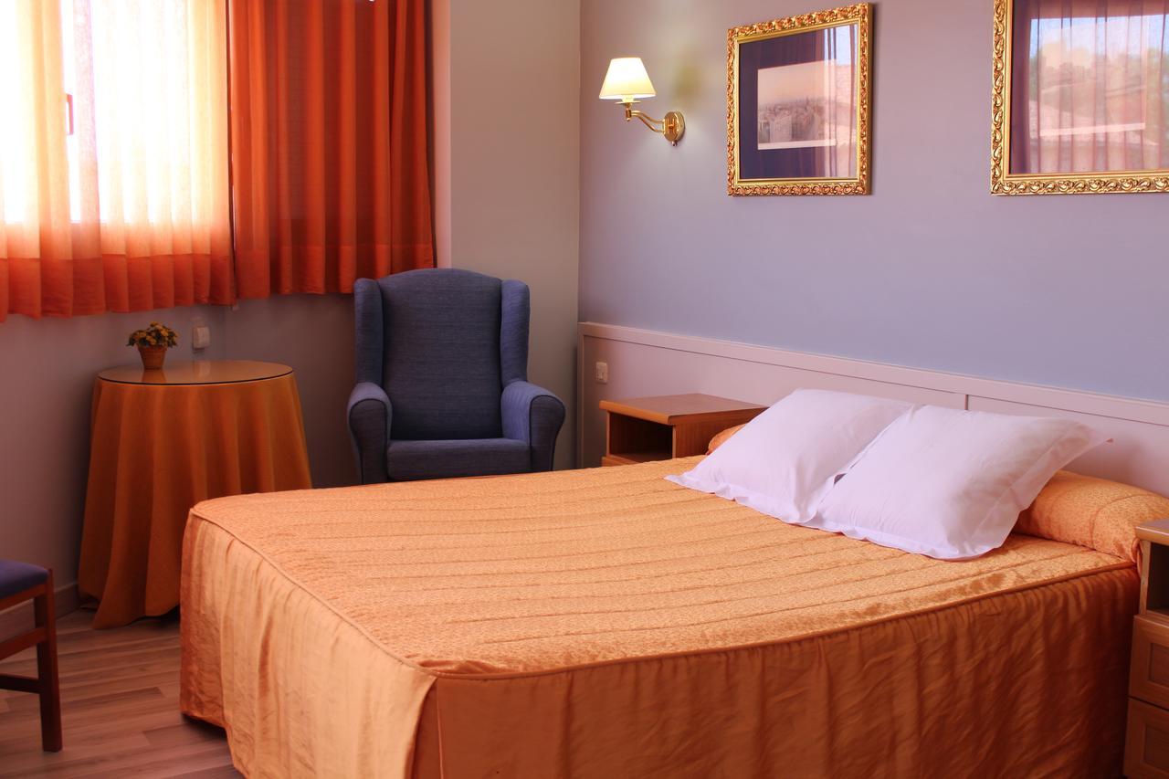 Hostal Montserrat Tona Luaran gambar