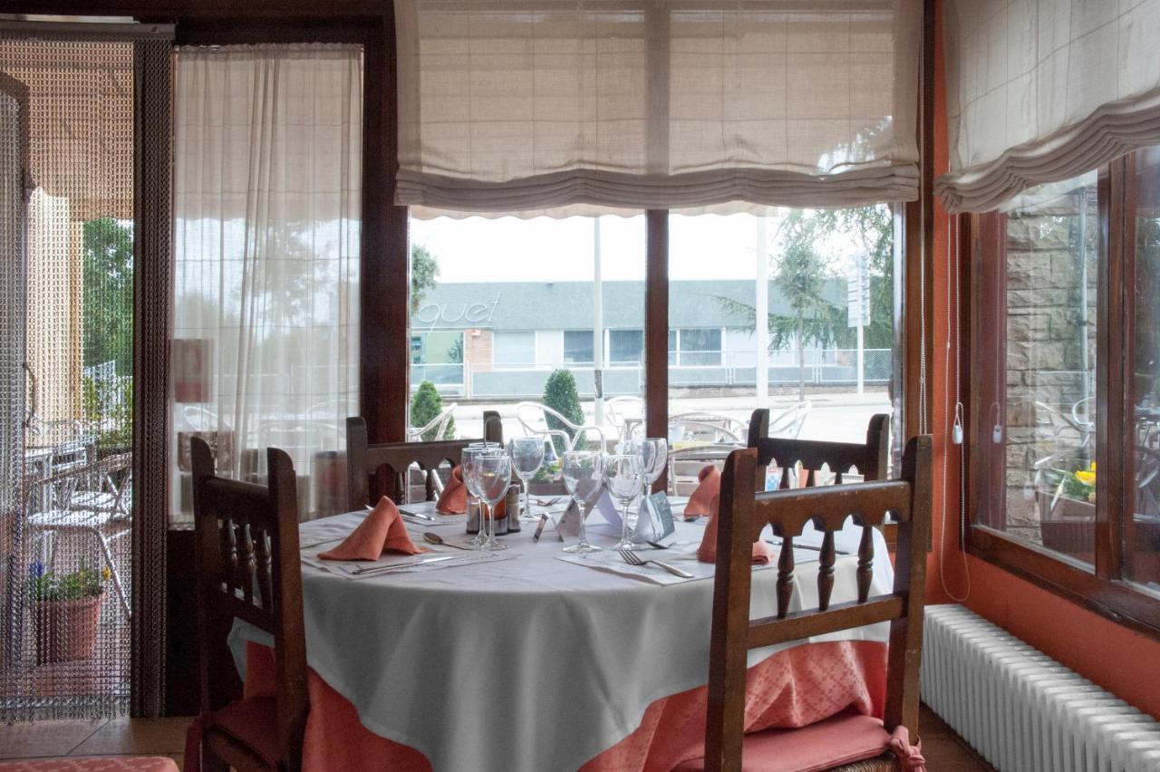 Hostal Montserrat Tona Luaran gambar