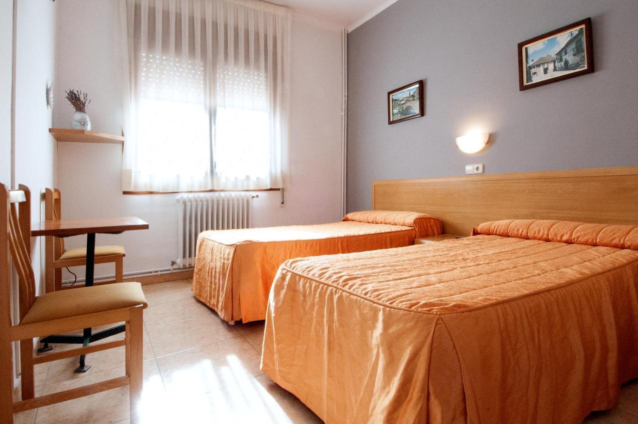 Hostal Montserrat Tona Bilik gambar